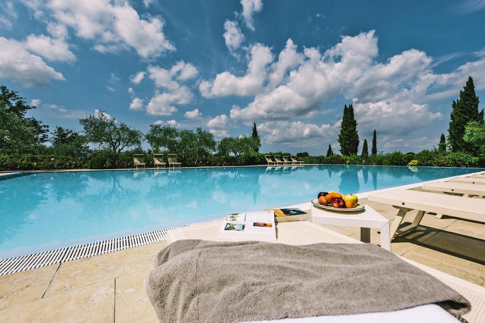 Country House in Tuscany With Pool and Tennis — 4-Star Luxury Hotel in Capannoli, Italy