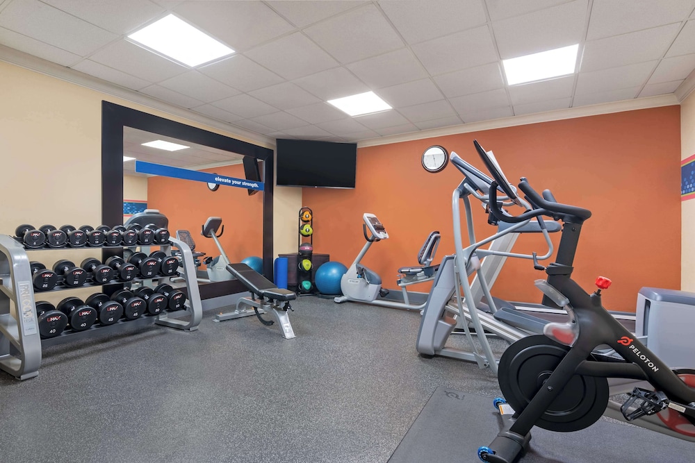 Hampton Inn & Suites Stamford - photo 29