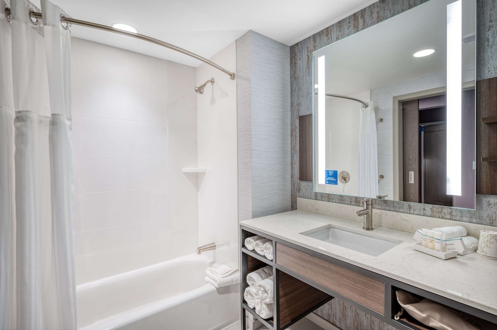 Hilton Garden Inn Boston Logan Airport - photo 31