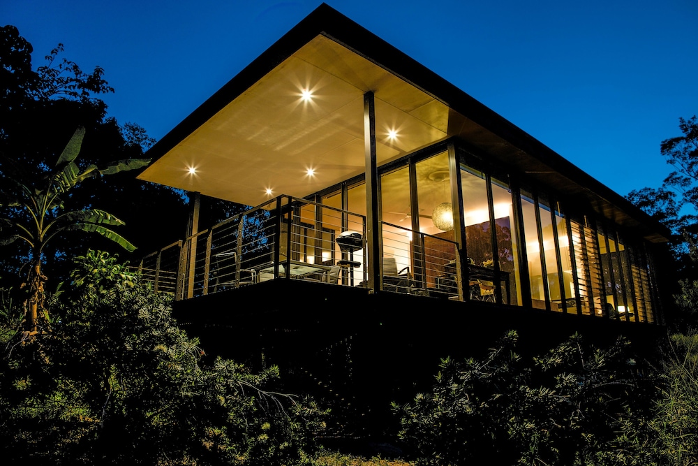 Glass On Glasshouse — 4-Star Luxury Hotel in Glass House Mountains, Australia
