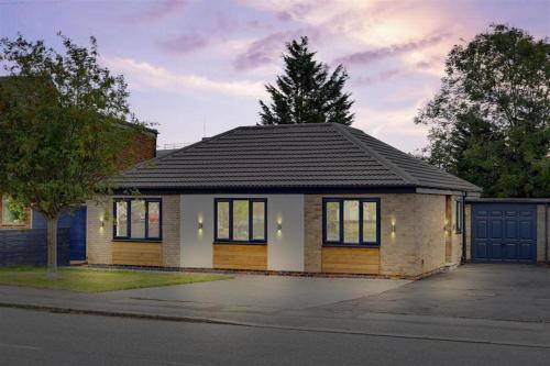 Brand New 4 Bed Deluxe Modern Villa Sleeps 9 Private Parking & Garden — 4-Star Luxury Hotel in Nottingham, United Kingdom