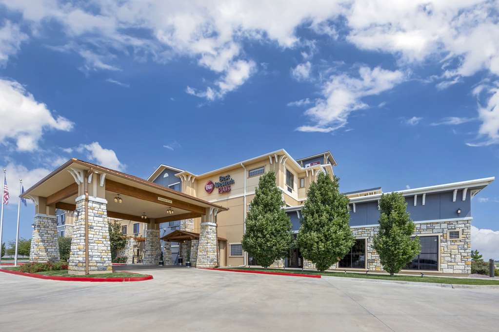 Best Western Plus Emerald Inn & Suites - photo 26