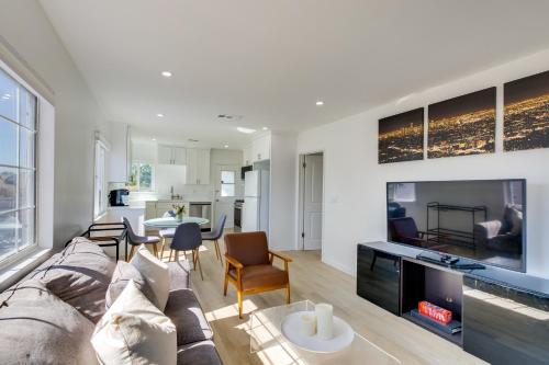 5 Mi to Venice Beach Chic Los Angeles Abode — 4-Star Luxury Hotel in Los Angeles, United States