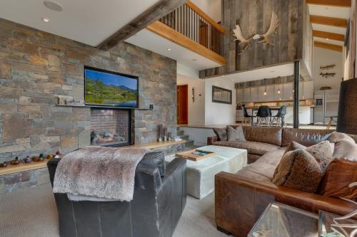 Mod Haus by Tahoe Getaways Mountain Modern West Shore Home w Private Beach and Pier Near Skiing — 4-Star Luxury Hotel in Homewood, United States