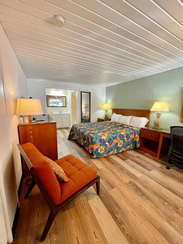 Geneva Hotel & Tiki Bar - photo 19