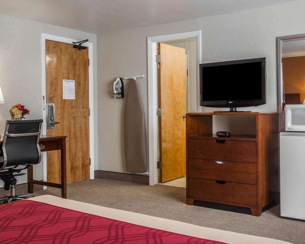 Econo Lodge Lake Region - photo 16