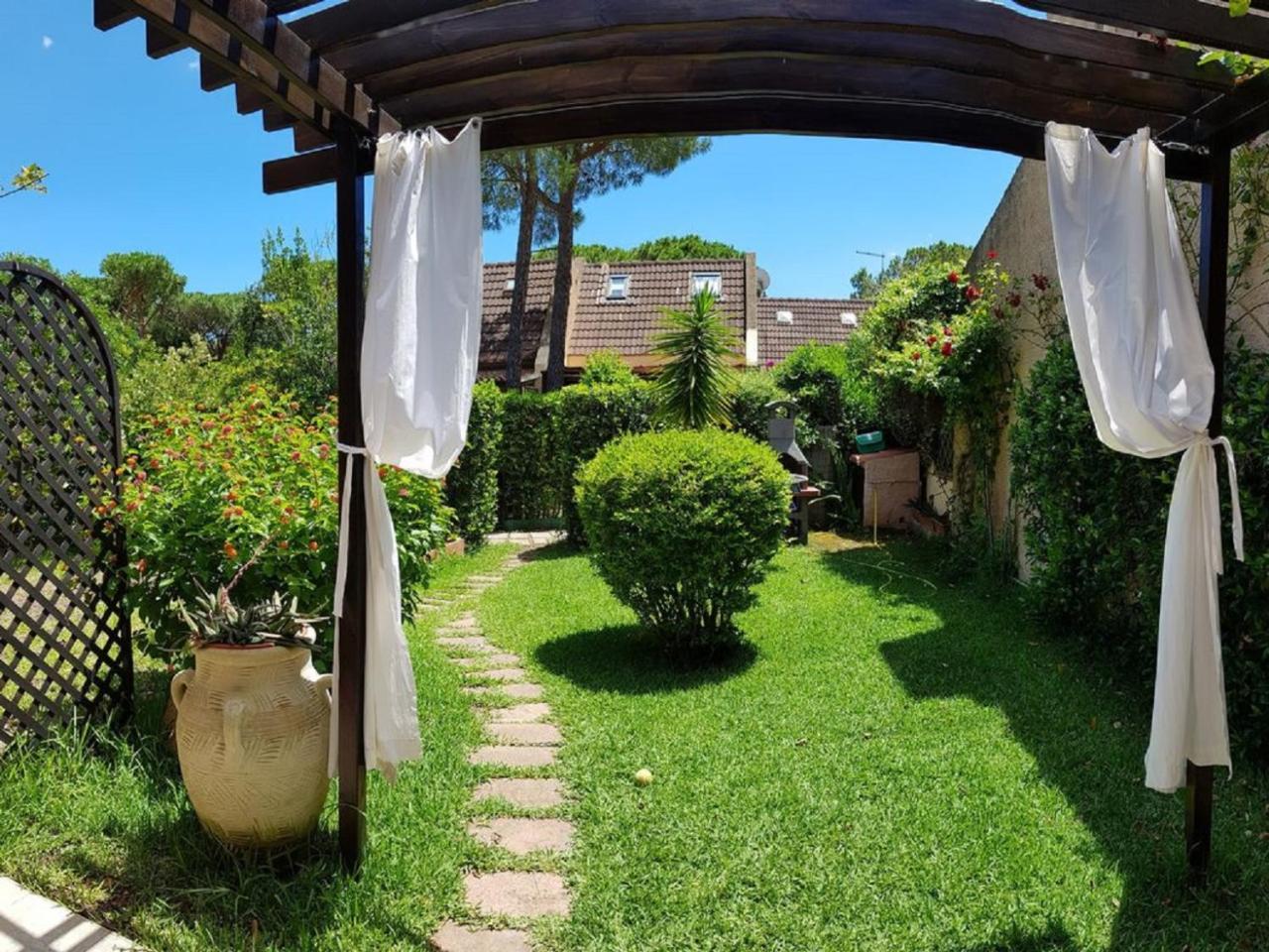 Villetta con giardino immersa nel verde a 150mt dal mare in Pula, Italy