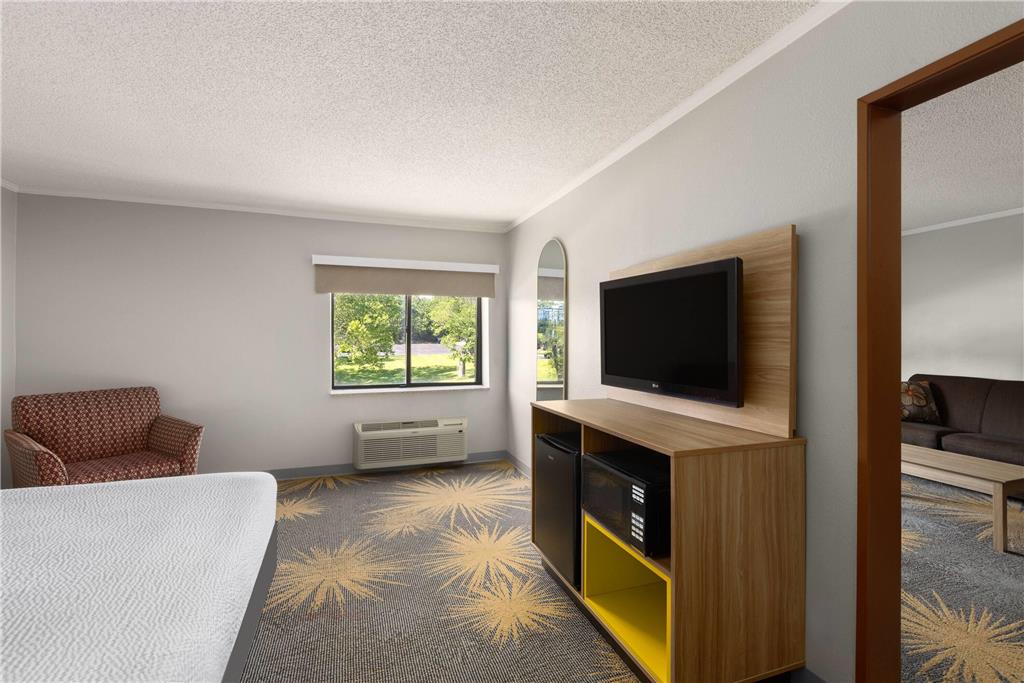 Days Inn & Suites by Wyndham Kansas City South - photo 25