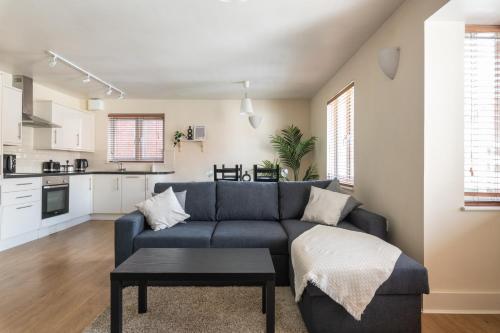 Spacious 2BR Flat 2 Free Parking Spaces Near LGW Airport — 4-Star Luxury Hotel in Crawley, United Kingdom