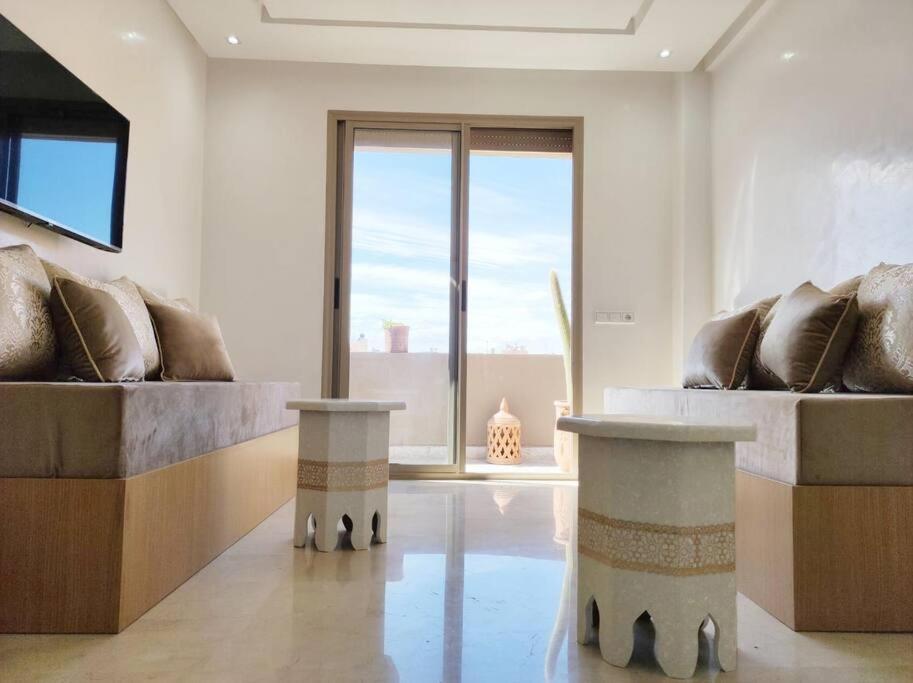 Plein centre Marrakech grand balcon filant — 4-Star Luxury Hotel in Marrakesh, Morocco