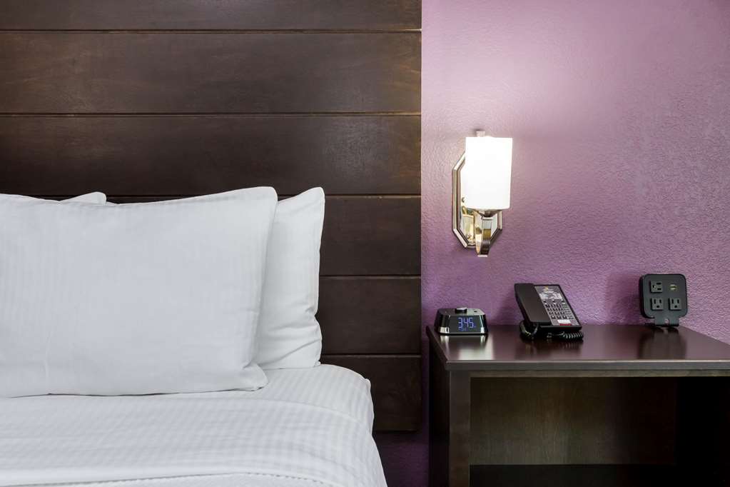 La Quinta Inn & Suites by Wyndham Laredo Airport - photo 21