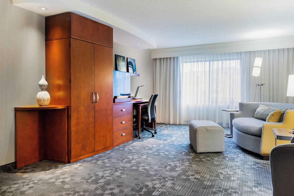 Courtyard Marriott Denton - photo 8