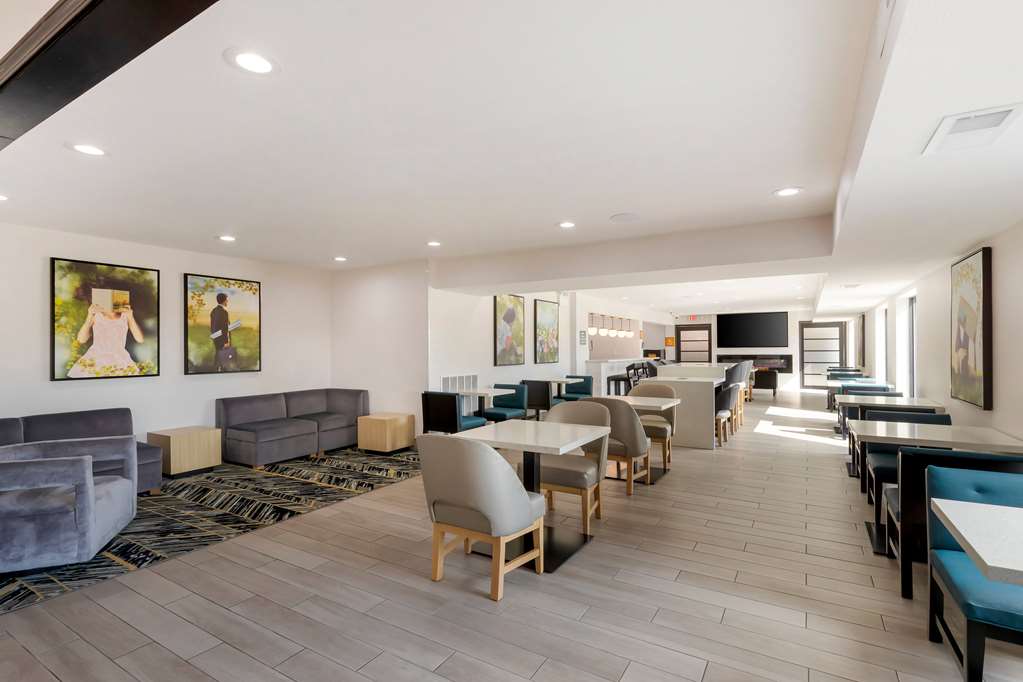 La Quinta Inn & Suites by Wyndham Des Moines West Clive - photo 30