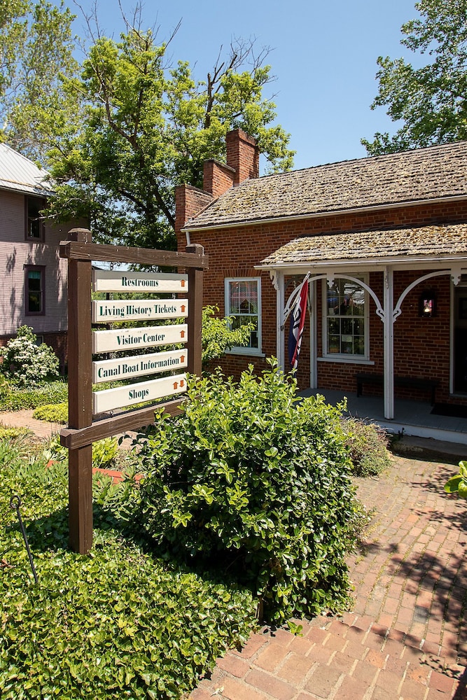 Country Squire Inn & Suites - photo 18