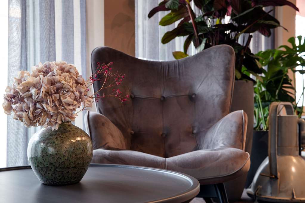 Meeting area foyer detail