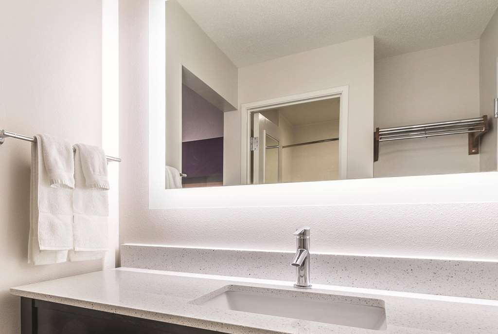 La Quinta Inn & Suites by Wyndham Univ Area Chapel Hill - photo 16