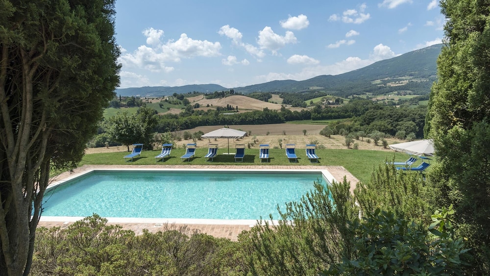 Il Poderuccio 17 Emma Villas — 4-Star Luxury Hotel in Cetona, Italy