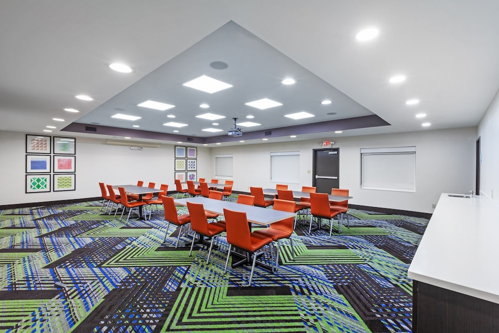 Holiday Inn Express & Suites Sealy by IHG - photo 26