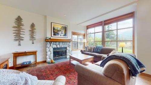2BR in Blackcomb Greens Wood Burning Fireplace Communal Hot Tub Nature Views in Whistler, Canada