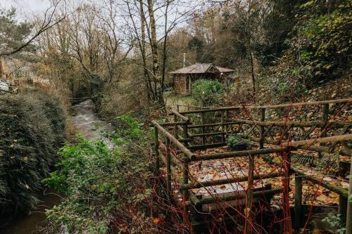STATION COTTAGE Unique Accommodation with River Flowing through Garden