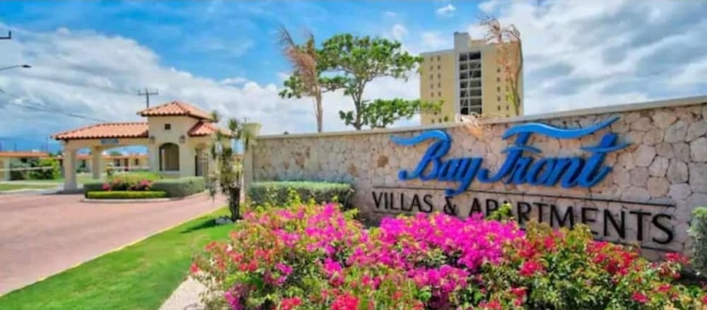 Apartment Sleeps 6 With Pool Access — 4-Star Luxury Hotel in Portmore, Jamaica