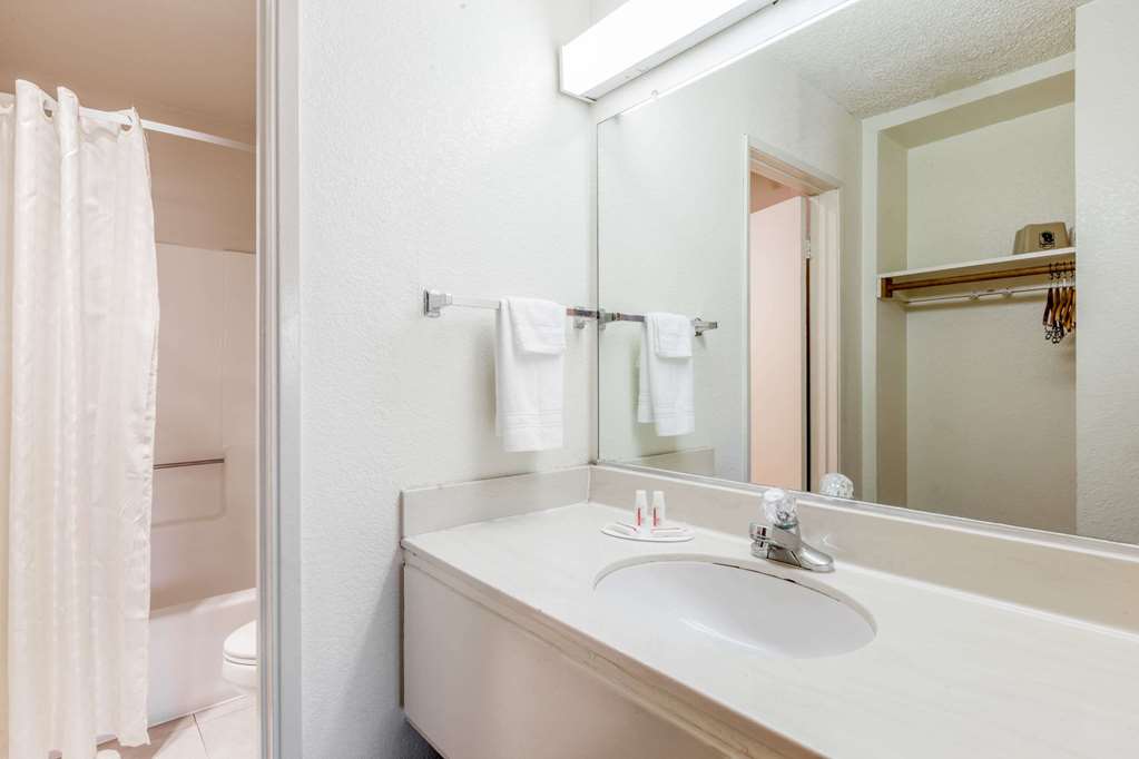 Super 8 by Wyndham Bakersfield Central - photo 12