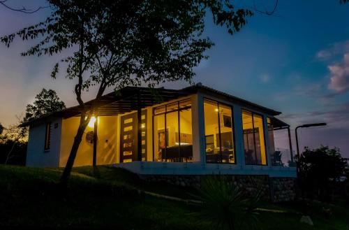 Casas Campestres Los Miradores de Fruworld — 4-Star Luxury Hotel in Carmen De Apicala, Colombia