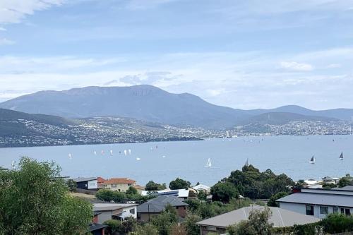 Stunning water view home in Hobart — 4-Star Luxury Hotel in Hobart, Australia