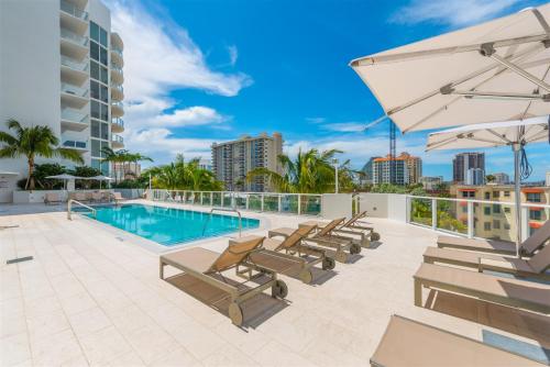 Tiffany Emerald Rooftop Pool Gym & Walk to Beach in Fort Lauderdale, United States