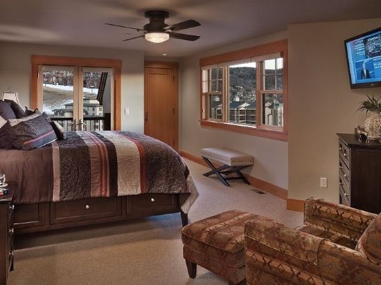 Stylish Home with Views of Lake 3 Br Home by RedAwning