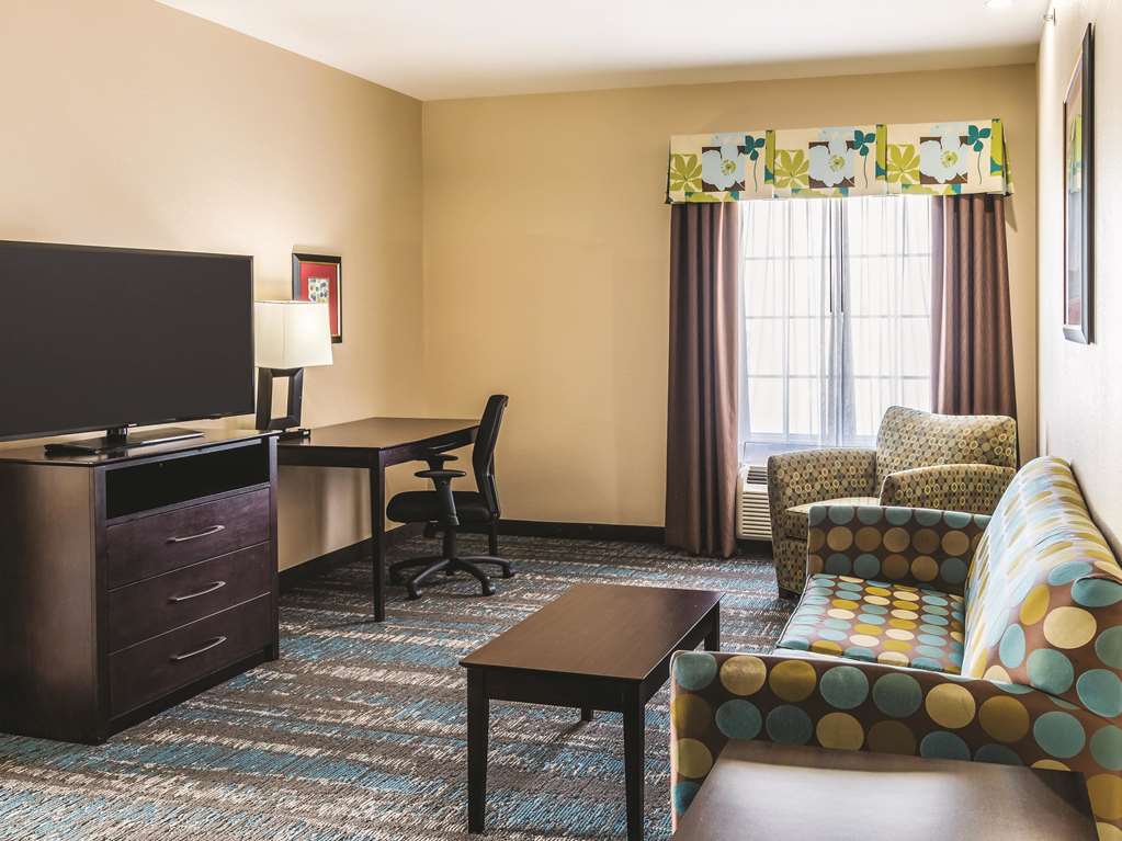 La Quinta Inn & Suites by Wyndham Dallas Grand Prairie South - photo 53