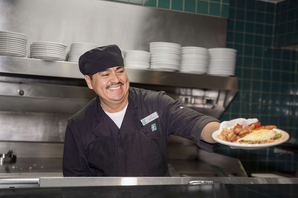 Embassy Suites by Hilton Phoenix Airport - photo 3