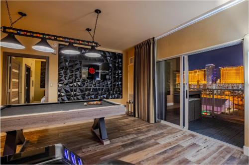 2100 Sqft Penthouse Suite W Strip Views Pool Gym — 4-Star Luxury Hotel in Las Vegas, United States