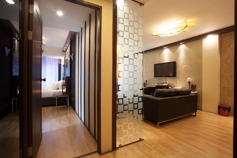 2C 2 Bedroom Downtown Apartment With Shared Pool