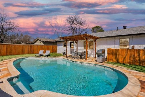 Luxury 4Bed 2Bath Hidden Gem w Backyard Oasis — 4-Star Luxury Hotel in Fort Worth, United States