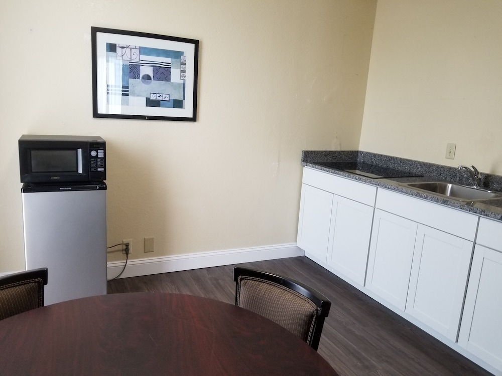 Days Inn by Wyndham Easley Greenville Clemson Area - photo 20