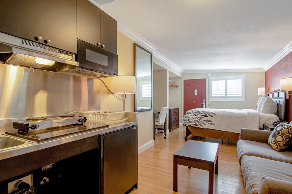 Red Roof Inn & Suites Monterey - photo 13