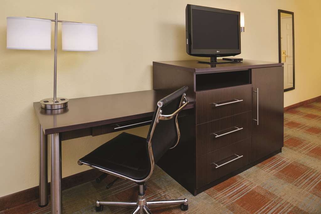La Quinta Inn & Suites by Wyndham Atlanta South Newnan - photo 11
