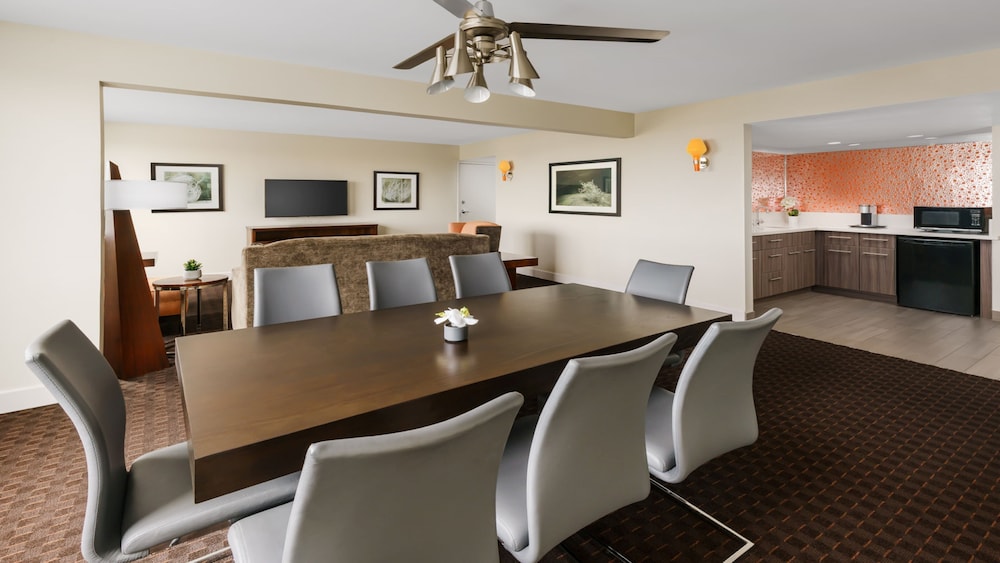Crowne Plaza Phoenix Airport PHX by IHG - photo 13