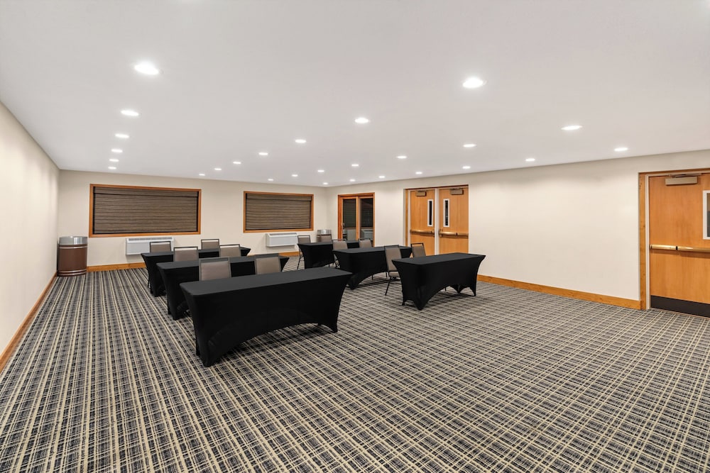 Holiday Inn Express & Suites Hayward by IHG - photo 86
