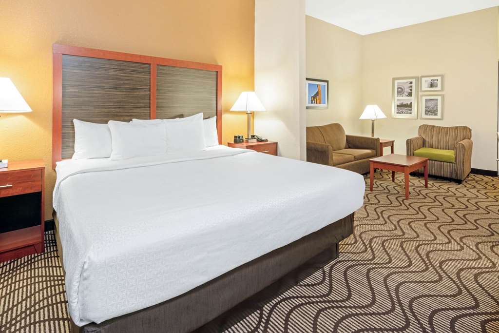 La Quinta Inn & Suites by Wyndham Midwest City Tinker AFB - photo 14