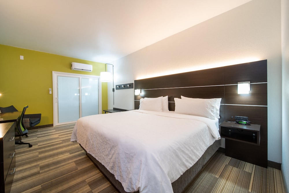 Holiday Inn Express Hotel & Suites Bedford by IHG - photo 4