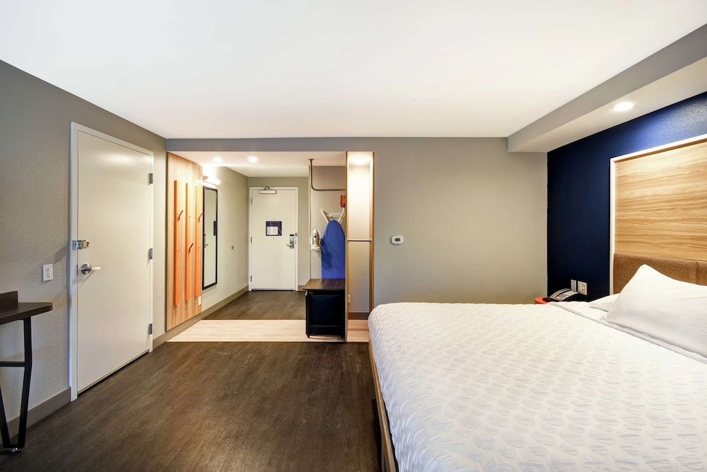 Tru by Hilton Sterling Heights Detroit - photo 8