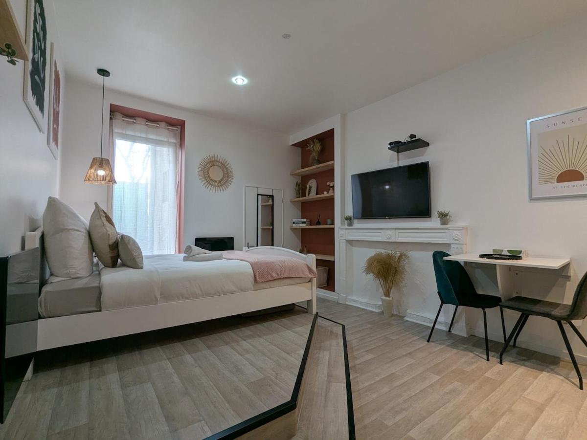 Studio 42 with Terrace - carbon neutral hotel in Roanne