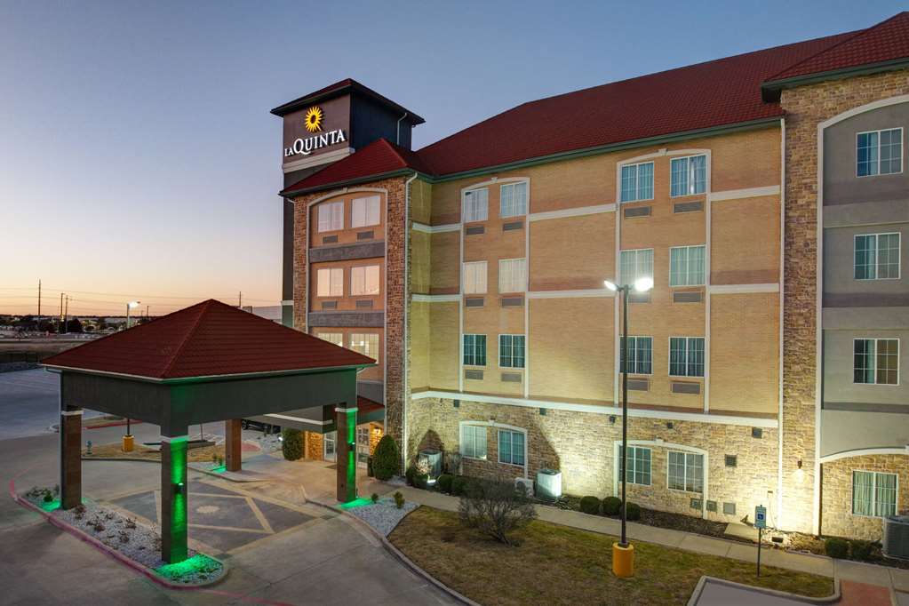 La Quinta Inn & Suites by Wyndham Allen at The Village - photo 3
