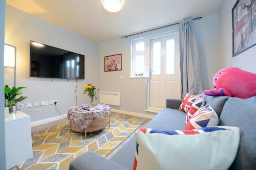 2 Bed Terraced Flat Piccadilly Line — 4-Star Luxury Hotel in London, United Kingdom