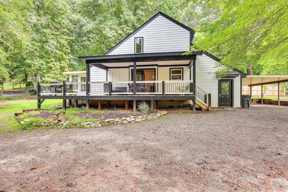 Cozy Lake Chatuge Getaway Walk to Water — hotel in Hayesville