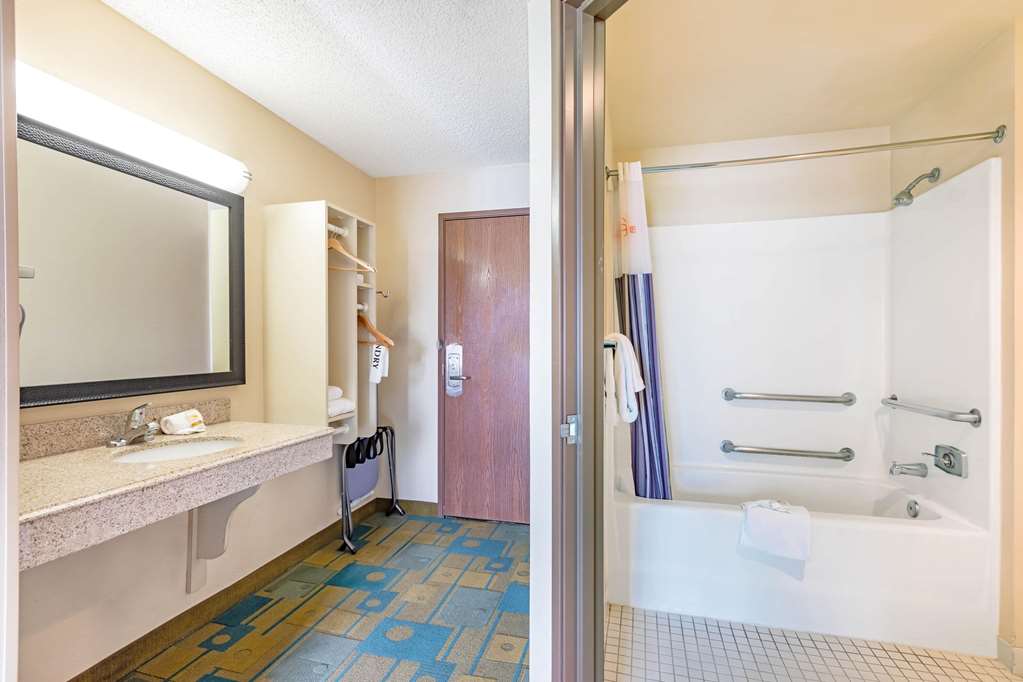 La Quinta Inn & Suites by Wyndham El Paso East - photo 5