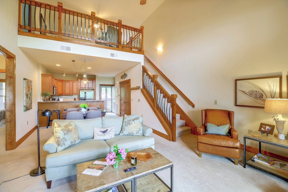 Mountain Condo 2 Mi to Dtwn Banner Elk w Views — 4-Star Luxury Hotel in Banner Elk, United States