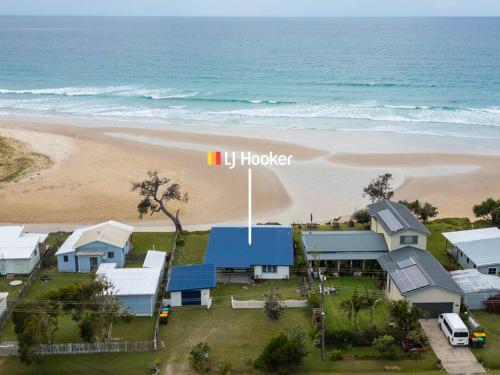 Driftaway Absolute Beachfront LJHooker Yamba - last minute hotel in Unknown City